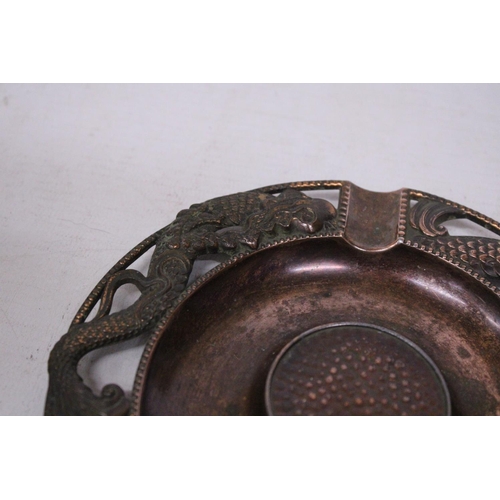 391 - A VINTAGE (POSSIBLY BRONZE) ORIENTAL ASHTRAY WITH DRAGON DESIGN TOGETHER WITH A WHITE METAL LIDDED T... 