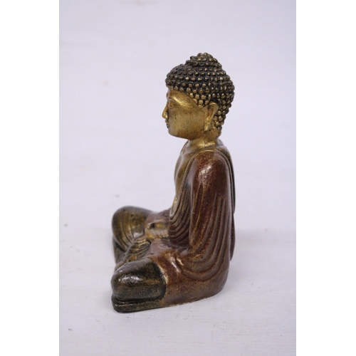 392 - A SMALL RESIN GOLD COLOURED BUDDHA STATUE (16 CM)