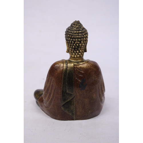 392 - A SMALL RESIN GOLD COLOURED BUDDHA STATUE (16 CM)