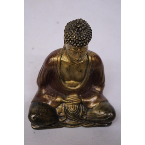 392 - A SMALL RESIN GOLD COLOURED BUDDHA STATUE (16 CM)