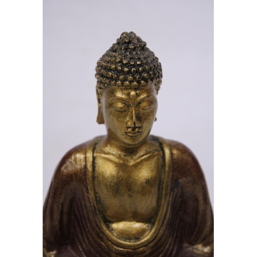 392 - A SMALL RESIN GOLD COLOURED BUDDHA STATUE (16 CM)