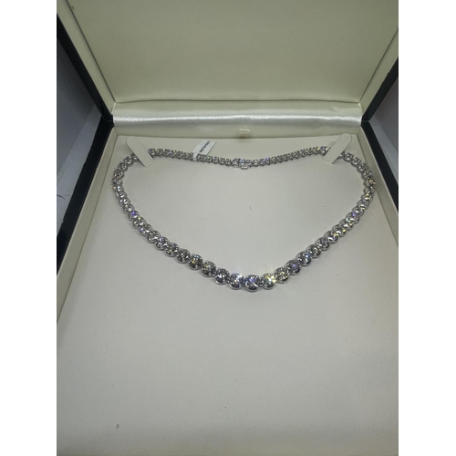 502 - A NEW 9 CARAT WHITE GOLD NECKLACE, SET WITH BRILLIANT CUT DIAMONDS IN FOUR CLAW SETTINGS - DIAMOND W... 