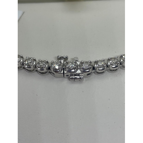 502 - A NEW 9 CARAT WHITE GOLD NECKLACE, SET WITH BRILLIANT CUT DIAMONDS IN FOUR CLAW SETTINGS - DIAMOND W... 