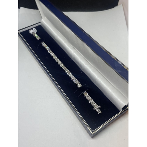 503 - A NEW 9 CARAT WHITE GOLD BRACELET, SET WITH BRILLIANT CUT DIAMONDS - TOTAL DIAMOND WEIGHT 11.10 CARA... 