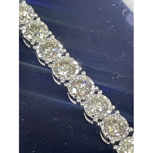 503 - A NEW 9 CARAT WHITE GOLD BRACELET, SET WITH BRILLIANT CUT DIAMONDS - TOTAL DIAMOND WEIGHT 11.10 CARA... 