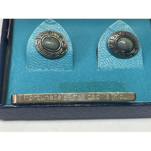 521 - A PAIR OF SILVER CUFFLINKS AND TIE CLIP IN A PRESENTATION BOX