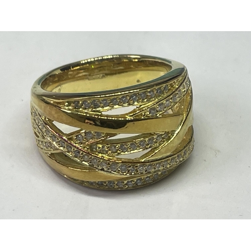 522 - A SILVER GILT RING IN A PRESENTATION BOX