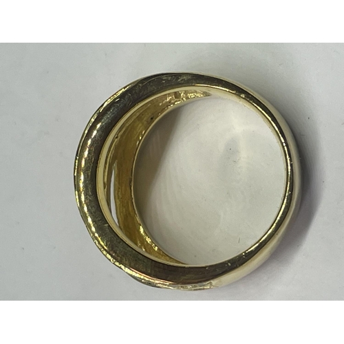 522 - A SILVER GILT RING IN A PRESENTATION BOX