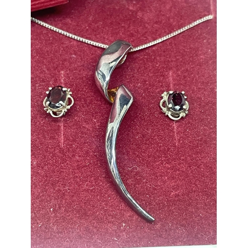 544 - A SILVER NECKLACE AND EARRINGS SET IN A PRESENTATION BOX