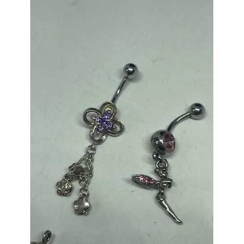 546 - SEVEN SILVER ITEMS TO INCLUDE TWO BELLY BARS AND FIVE CHARMS