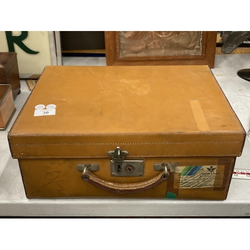 30 - A VINTAGE LEATHER TRAVEL CASE WITH HALLMARKED BIRMINGHAM SILVER CONTENTS TO INCLUDE BRUSHES, LIDDED ... 