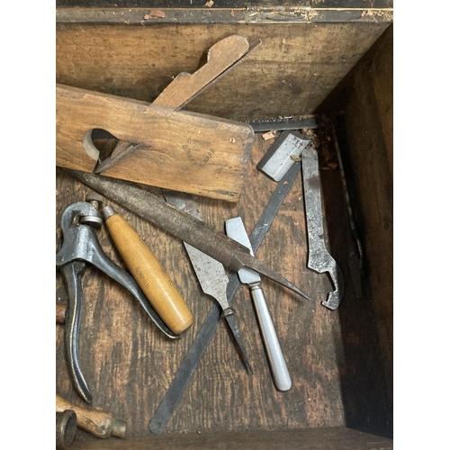 48 - A VINTAGE WOODWORKERS CHEST BEARING INITIAL'S GW WITH TOOLS BELONGING TO RENOWNED CARPENTER GORDON W... 