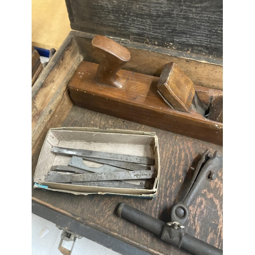 48 - A VINTAGE WOODWORKERS CHEST BEARING INITIAL'S GW WITH TOOLS BELONGING TO RENOWNED CARPENTER GORDON W... 