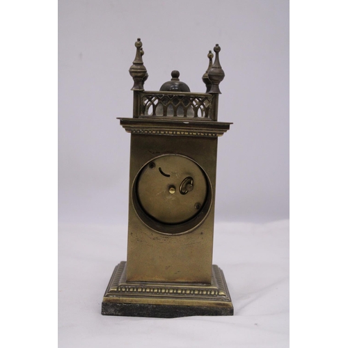 144 - A VINTAGE BRASS MANTEL CLOCK ON A MARBLE BASE, WITH FOUR SPIRES TO THE TOP. WORKING WHEN CATALOGUED ... 