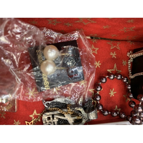 213A - A QUANTITY OF COSTUME JEWELLERY TO INCLUDE NECKLACES, EARRINGS, BANGLES, ETC