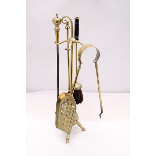 255 - A 1930'S TRIPOD BRASS COMPANION SET