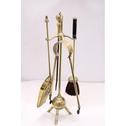 255 - A 1930'S TRIPOD BRASS COMPANION SET