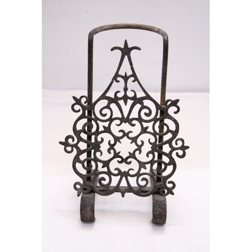 256 - A VINTAGE CAST IRON ADJUSTABLE TRIVET