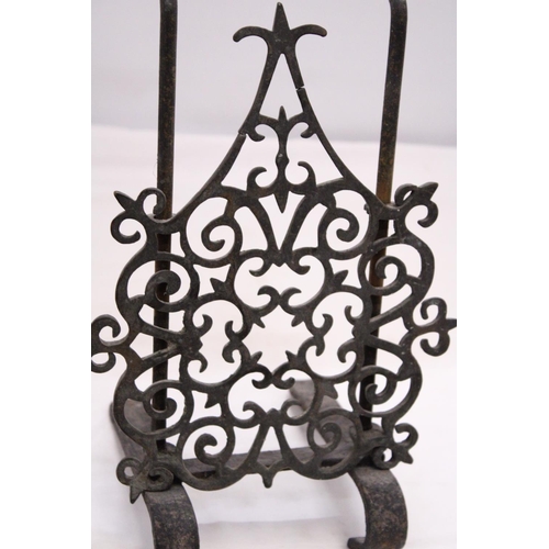 256 - A VINTAGE CAST IRON ADJUSTABLE TRIVET