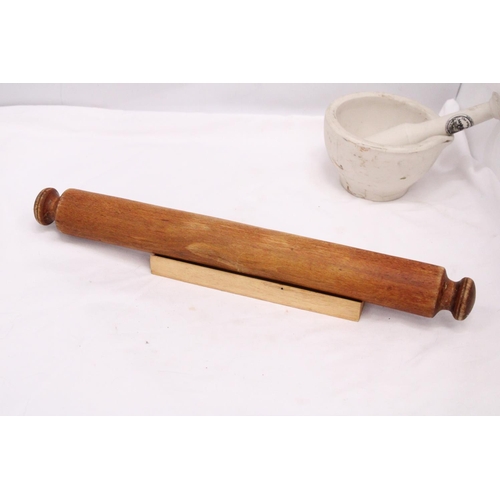 277 - A MASON CASH CERAMIC PESTLE AND MORTAR AND A 'GOURMET' ROLLING PIN AND STAND