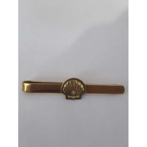 504A - A FULLY HALLMARKED BIRMINGHAM 9CT GOLD AND DIAMOND SHELL PETROLEUM TIE PIN, WEIGHT 10 G