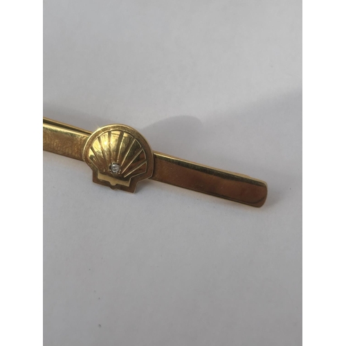 504A - A FULLY HALLMARKED BIRMINGHAM 9CT GOLD AND DIAMOND SHELL PETROLEUM TIE PIN, WEIGHT 10 G