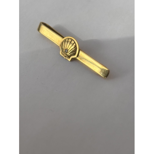 504A - A FULLY HALLMARKED BIRMINGHAM 9CT GOLD AND DIAMOND SHELL PETROLEUM TIE PIN, WEIGHT 10 G