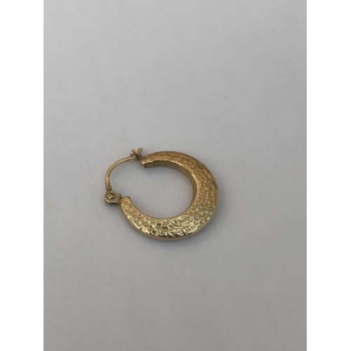 A PAIR OF 9CT GOLD HALF MOON EARRINGS, WEIGHT 1.5 G