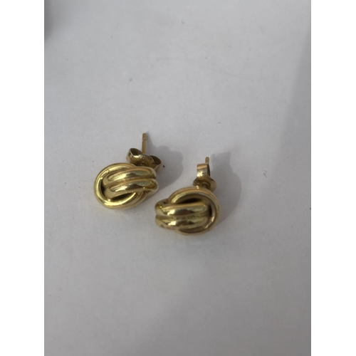 517 - A PAIR OF 9CT GOLD DOUBLE ROW KNOT STUD EARRINGS COMPLETE WITH GOLD BUTTERFLY BACKS AND PRESENTATION... 