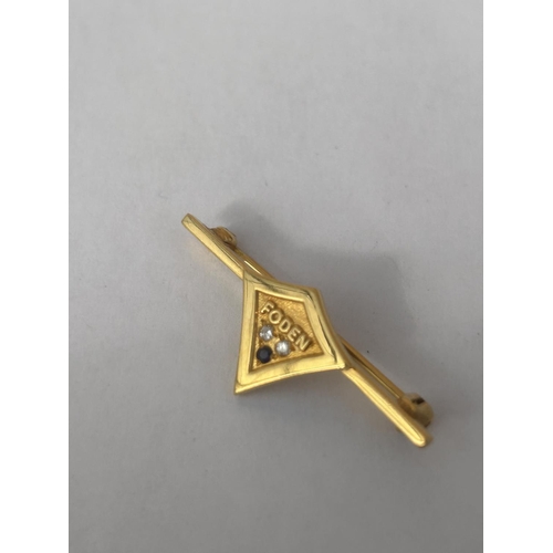 518A - A HALLMARKED 9CT GOLD DIAMOND AND SAPPHIRE FODEN TRUCKS LAPEL BADGE WEIGHT 3.37 G