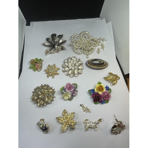 540 - A QUANTITY OF BROOCHES