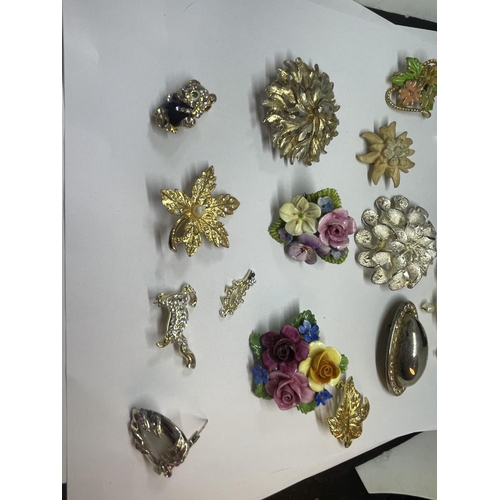 540 - A QUANTITY OF BROOCHES