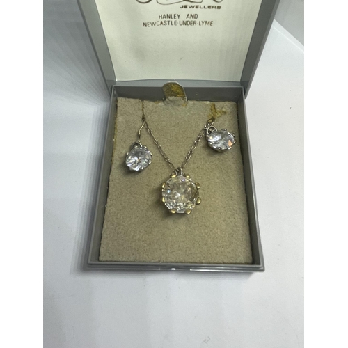 565 - A SILVER EARRING AND NECKLACE SET IN A PRESENTATION BOX