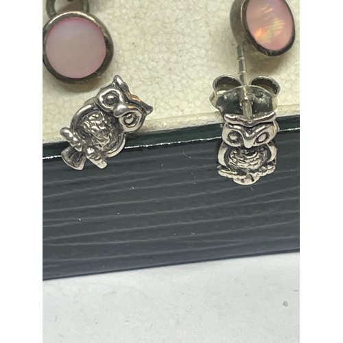 566 - TWO PAIRS OF SILVER EARRINGS IN A PRESENTATION BOX