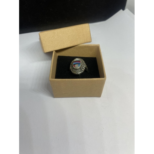 573 - A SILVER DRESS RING IN A PRESENTATION BOX