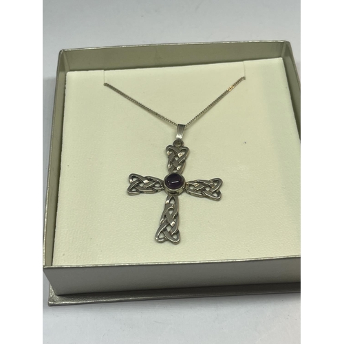 583 - A SILVER CHAIN AND CRUCIFIX IN A PRESENTATION BOX