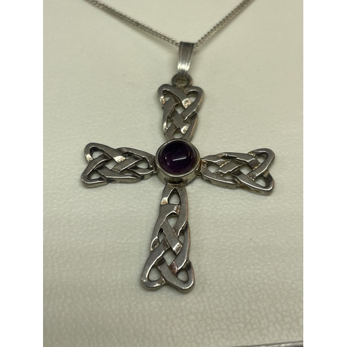 583 - A SILVER CHAIN AND CRUCIFIX IN A PRESENTATION BOX