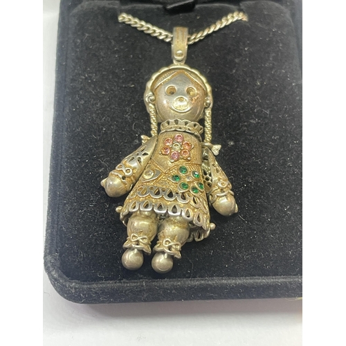 589 - A SILVER DOLL NECKLACE IN A PRESENTATION BOX