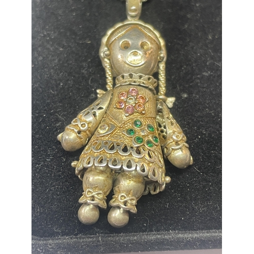 589 - A SILVER DOLL NECKLACE IN A PRESENTATION BOX