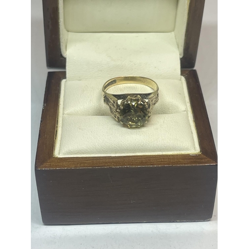 605 - A 9 CARAT GOLD GREEN STONE SOLITAIRE RING SIZE L IN A PRESENTATION BOX