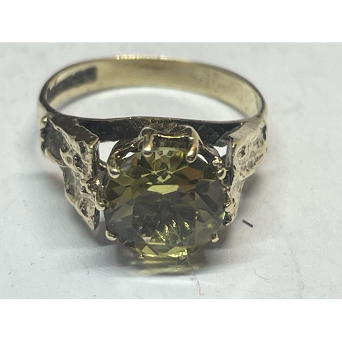 605 - A 9 CARAT GOLD GREEN STONE SOLITAIRE RING SIZE L IN A PRESENTATION BOX