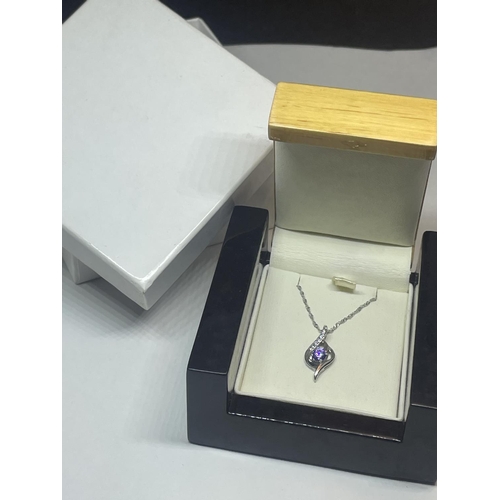 610 - A SILVER NECKLACE IN A PRESENTATION BOX