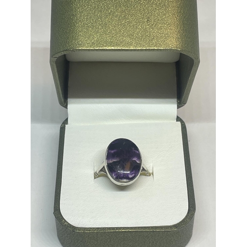 622 - A SILVER AND BLUE JOHN STONE RING SIZE Q IN A PRESENTATION BOX