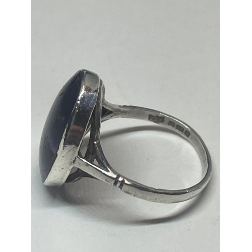 622 - A SILVER AND BLUE JOHN STONE RING SIZE Q IN A PRESENTATION BOX