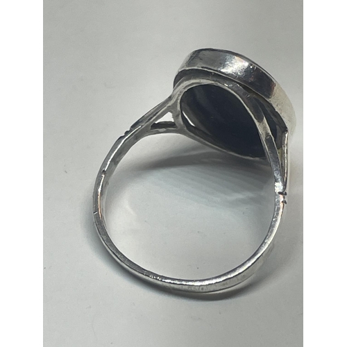 622 - A SILVER AND BLUE JOHN STONE RING SIZE Q IN A PRESENTATION BOX