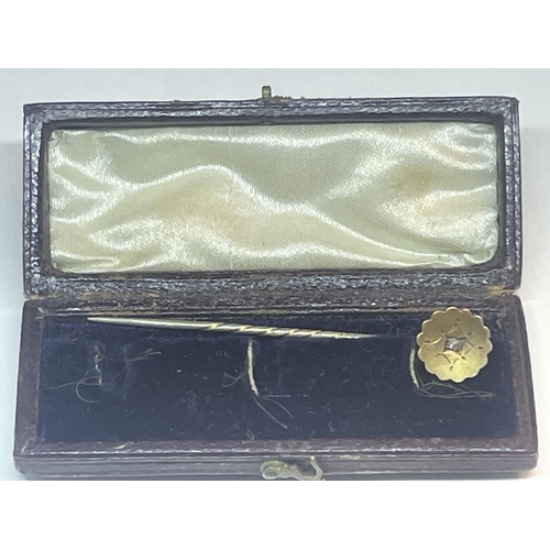 664 - A VINTAGE 9 CARAT GOLD STICK PIN WITH DIAMOND TO CENTRE IN A PRESENTATION BOX