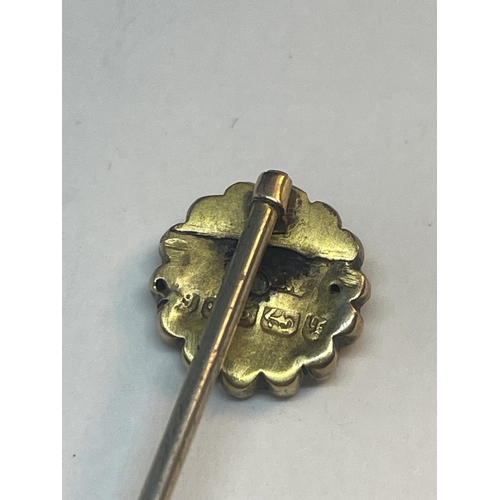 664 - A VINTAGE 9 CARAT GOLD STICK PIN WITH DIAMOND TO CENTRE IN A PRESENTATION BOX