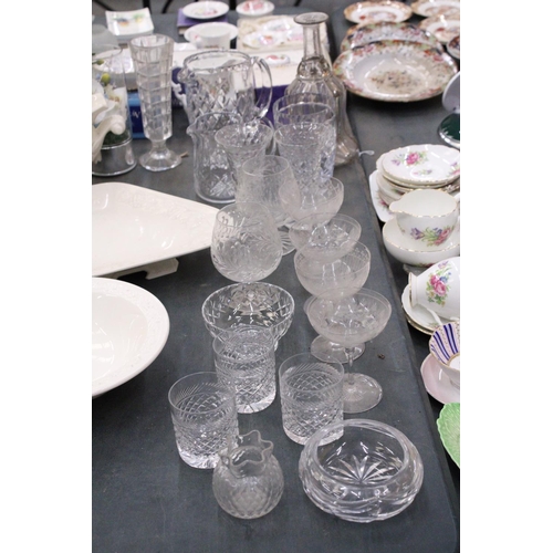 832 - A QUANTITY OF GLASSWARE TO INCLUDE JUGS, VASES, BRANDY BALLOONS, TUMBLERS, ETC