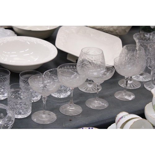 832 - A QUANTITY OF GLASSWARE TO INCLUDE JUGS, VASES, BRANDY BALLOONS, TUMBLERS, ETC