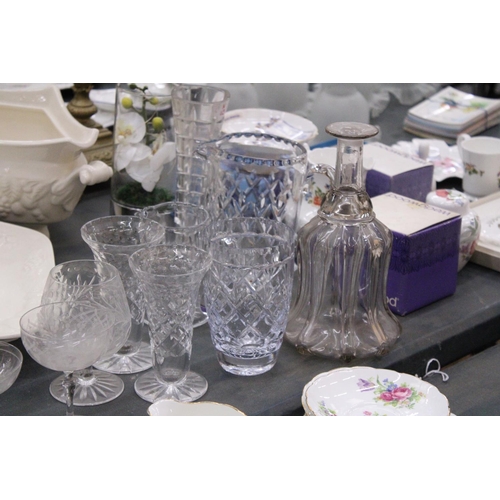 832 - A QUANTITY OF GLASSWARE TO INCLUDE JUGS, VASES, BRANDY BALLOONS, TUMBLERS, ETC